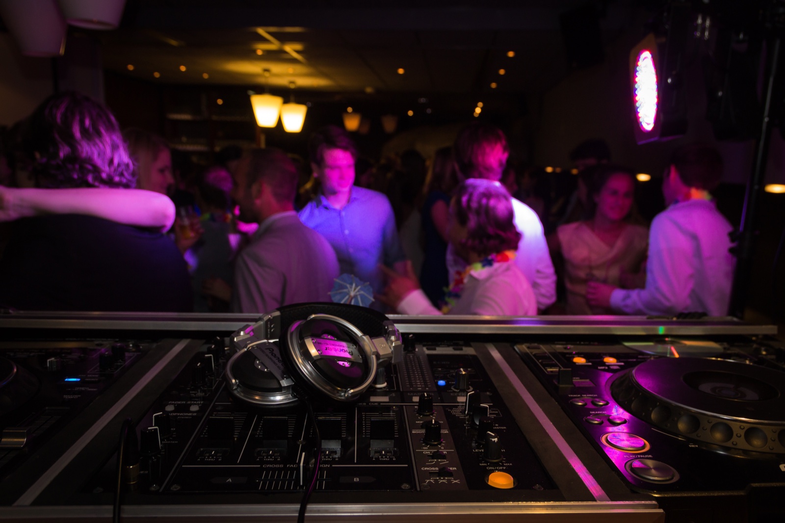 DJ-Setup mit Blick auf eine feiernde Gesellschaft